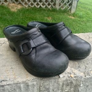 Black Dansko floral clogs 🖤👡